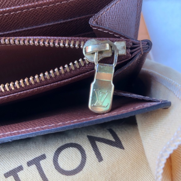-SOLD- Louis Vuitton Monogram Sarah Wallet - Picture 6 of 9